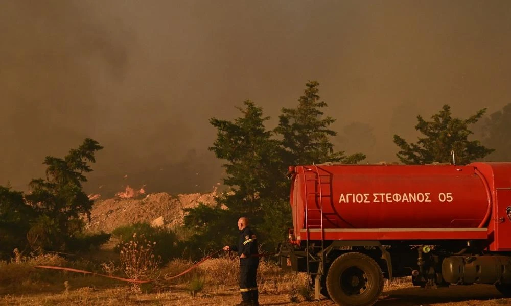 Φωτιά στην Αττική: Ζημιές σε τουλάχιστον 120 στύλους του ΔΕΔΔΗΕ μέχρι στιγμής - "Μάχη" για την επανηλεκτροδότηση των πληγεισών περιοχών